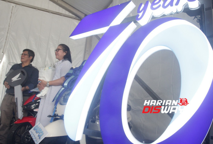 Selain hadiah utama, empat pelanggan menerima motor Honda, yakni Honda Scoopy Fashion, Honda Vario Evo 160 CBS, serta dua unit Honda New PCX 160 CBS. Sebelumnya, penyerahan hadiah motor juga telah dilakukan kepada pemenang di Bandung, Karawang, dan Lampung sebagai bagian dari rangkaian program GASPOL. (Foto: Raka Denny/Harian Disway)