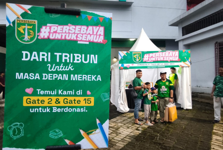 Persebaya untuk Semua! Bonek Donasi Alat Tulis di GBT