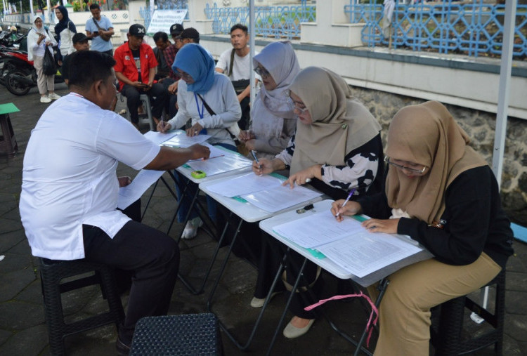 Membludak, Puluhan Warga Serbu SIM Keliling Polda Jatim saat Ngabuburit di Masjid Al Akbar