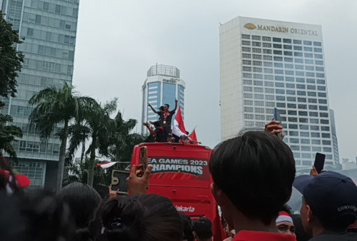 Warga Meriahkan Bus Arak-arakan Timnas Indonesia U-22 di Bundaran HI