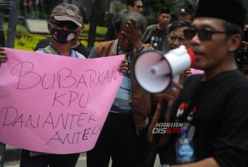 Puluhan aktifis yang tergabung dalam Arek Suroboyo Menggugat berunjuk rasa di depan Kebun Binatang Surabaya (KBS), Jawa Timur, Sabtu, 17 Februari 2024.

Dalam aksi demo tersebut, mereka menuntut transparansi dan keadilan dalam proses pemilihan umum (Pemilu). Masa aksi ini dipicu oleh kekhawatiran potensi pelanggaran dan manipulasi dalam Pemilu. Aksi demo Pemilu ini mencerminkan kepedulian dan keinginan warga negara untuk memastikan bahwa pemilu berlangsung secara adil dan transparan. (Julian Romadhon/Harian Disway)
