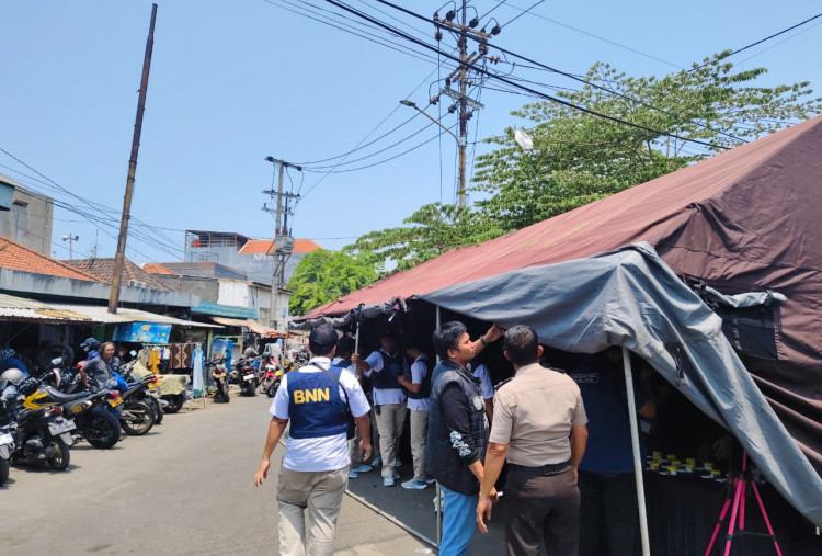 Aparat Gabungan Gerebek Kampung Narkoba Jalan Kunti Surabaya