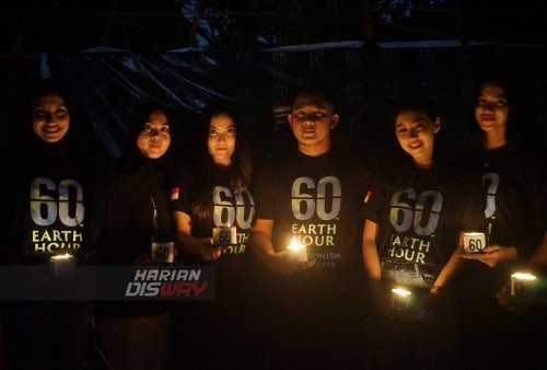 Warga memegang lilin dalam aksi Earth Hour di Taman Prestasi Surabaya, Jawa Timur, Sabtu (25/3/2023) malam. Aksi dengan menyalakan lilin dan mematikan lampu taman itu dalam rangka peringatan Earth Hour. Program Earth Hour tersebut sebagai upaya untuk menyelamatkan bumi dengan memadamkan segala jenis alat elektronik. (foto: Andika Bagus Priambodo) 