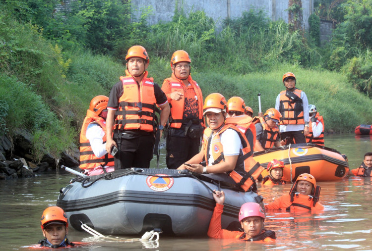 Wali Kota Pasuruan Susuri Sungai Gembong, Temukan Sampah dan Bangunan Liar 