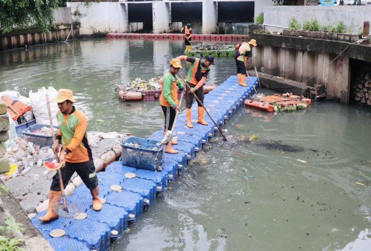Tangani Sampah Pascabanjir, DLH Jakarta Kerahkan 1.790 Personel di 25 Titik Rawan Genangan