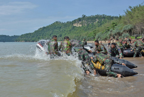 Sementara itu, Komandan Brigif 2 Marinir Kolonel Marinir I Gede Edy Supryadi, M.Tr. Hanla., M.Tr (Han) selaku Perwira Pelaksana Latihan menyampaikan bahwa Renang Tembus Gelombang dan Dayung Perahu Karet ini merupakan sarana untuk memelihara dan meningkatkan kemampuan prajurit Korps Marinir dalam melaksanakan tugas pokok sebagai pasukan Pendarat Amfibi.

Fotografer: Dispen Brigif 2 Mar-Kopda Mar Ainul Yakin -
