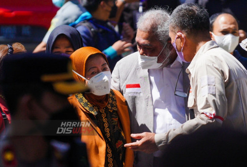 Arist Merdeka Sirait Ketua Komnas PA, keluar dari gedung PN Malang, Jawa Timur, Rabu 20 Juli 2022. Sidang pembacaan tuntutan pada terdakwa kekerasan seksual di SMA Selamat Pagi Indonesia (SPI) berinisial JE ditunda. Penundaan ini atas adanya keperluan jaksa memasukkan alasan yuridis agar lebih meyakinkan hakim.