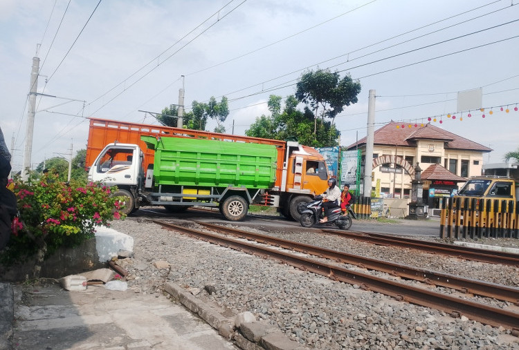 Kecelakaan Kereta Api Prambanan: Tabrak Mobil dan Motor di Perlintasan, 3 Orang Meninggal