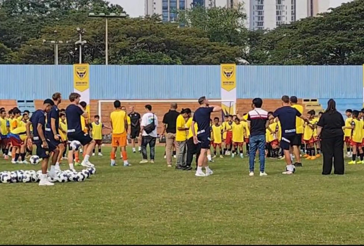 Gelar Coaching Clinic dan CSR, Oxford United Bantu Perkembangan Sepak Bola Indonesia dari Akar Rumput