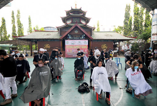 Warga mendapatkan layanan potong rambut secara gratis di Masjid Cheng Hoo, Surabaya, Jawa Timur, Senin 18 April 2022.