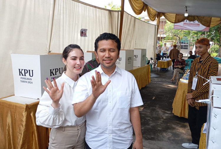 Emil Bersama Arumi Nyoblos di TPS 015 Margorejo Indah, Sempat Cicipi Jajan Pasar