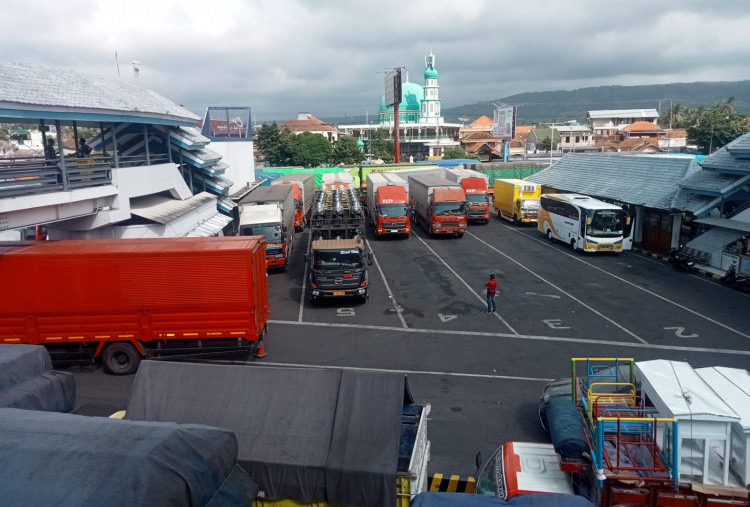 Macet Parah di Banyuwangi, Gubernur Jatim Minta Menhub Tambah Kapal Besar di Ketapang