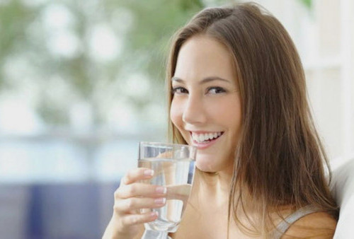 Inilah Alasan Mengapa Minum Air Putih Sangat Dianjurkan Saat Bangun di Pagi Hari