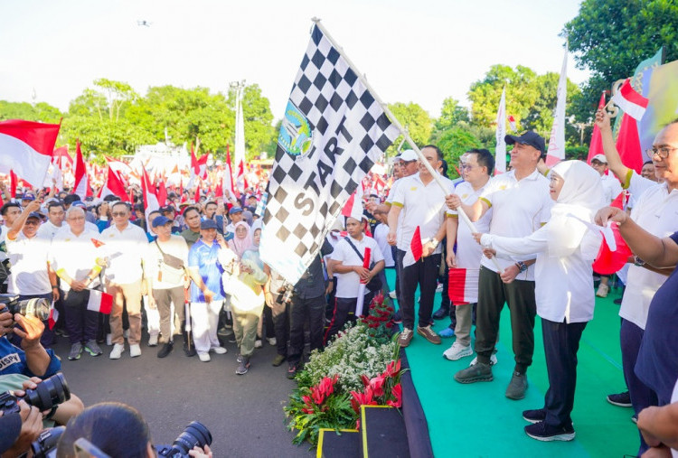 Tahun Baru Hijriah, Gubernur Khofifah Jalan Sehat bersama Pangdam V/Brawijaya, Imam Besar Masjid Al-Akbar dan Puluhan Ribu Masyarakat 