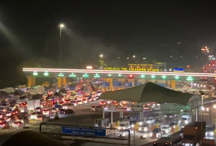 Contraflow Tol Jakarta-Cikampek Jadi Tiga Lajur Dampak Padatnya Arus Mudik Lebaran 2026