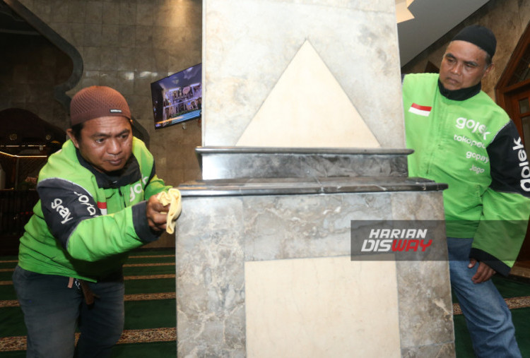 Ribuan Driver Ojek Daring Bersihkan Ratusan Masjid, Raih Rekor MURI