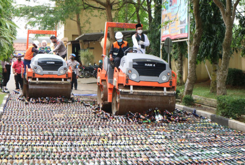 KH Abuya Dimyati Ikut Musnahkan 12 Ribu Botol Miras Sitaan Polda Banten
