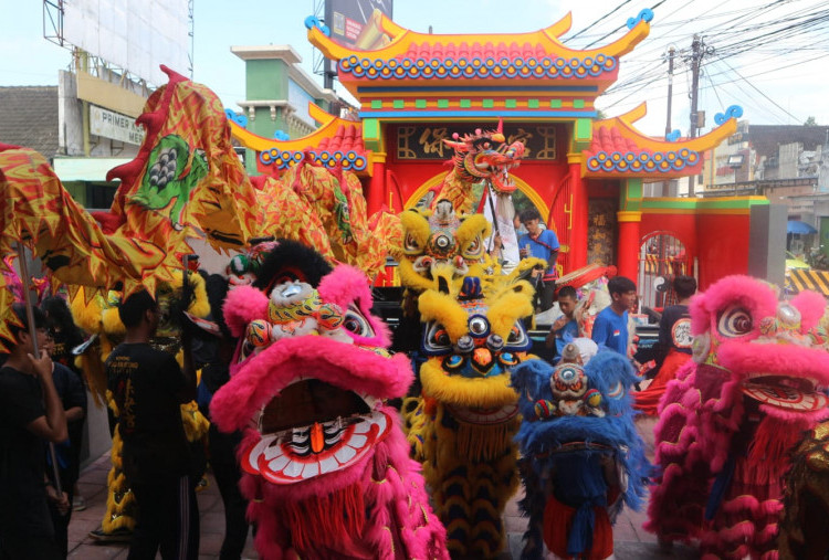 Meriahnya Kirab Barongsai Sambut Cap Go Meh di Blitar, Warga Berbagi Angpau