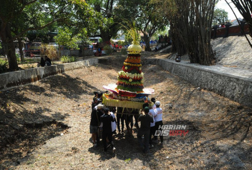 Warga mengikuti rangkaian Sedekah Bumi yang digelar di Made, Sambikerep, Surabaya, Jawa Timur, Minggu, 15 Oktober 2023. Sedekah Bumi atau ruwat desa dengan 4 gunungan hasil bumi berukuran raksasa itu digelar sebagai wujud rasa syukur kepada tuhan yang maha esa atas rizki yang diberikan kepada para warga Made, Sambikerep. (Julian Romadhon/Harian Disway)