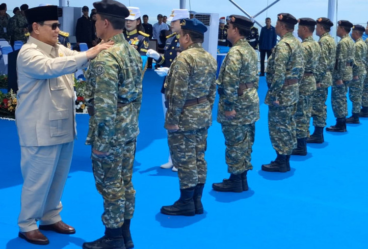 18 Prajurit TNI Diganjar Tanda Kehormatan, Prabowo Sematkan Langsung di Atas KRI RJW-992