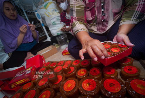 Produksi Kue Keranjang Jelang Imlek