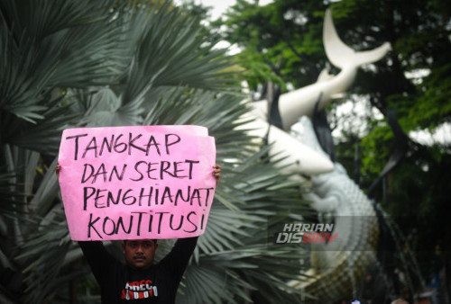 Puluhan aktifis yang tergabung dalam Arek Suroboyo Menggugat berunjuk rasa di depan Kebun Binatang Surabaya (KBS), Jawa Timur, Sabtu, 17 Februari 2024.

Dalam aksi demo tersebut, mereka menuntut transparansi dan keadilan dalam proses pemilihan umum (Pemilu). Masa aksi ini dipicu oleh kekhawatiran potensi pelanggaran dan manipulasi dalam Pemilu. Aksi demo Pemilu ini mencerminkan kepedulian dan keinginan warga negara untuk memastikan bahwa pemilu berlangsung secara adil dan transparan. (Julian Romadhon/Harian Disway)
