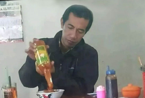 Terciduk ‘Presiden Jokowi’ Ketahuan Makan Bakso Sendirian