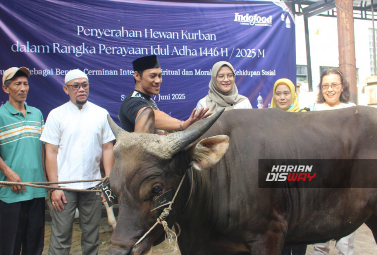 Penyerahan bantuan hewan Qurban Grup Indofood dilaksanakan secara simbolis yang bertempat di Kantor Kelurahan Setia Budi, Jakarta Selatan. Penyerahan dari Grup Indofood diwakili oleh Nurulita Novi Arlaida (3 dari kanan) selaku Head of Corporate Public Relations kepada Bayu Pasca Soengkono ( 3 dari kiri) selaku Ketua Lurah Setia Budi dan disaksikan oleh Ketua RW 01, 02, 03, Bhabinkamtibmas Polsek Setia Budi, Babinsa Koramil Setia Budi, serta perwakilan masyarakat setempat.