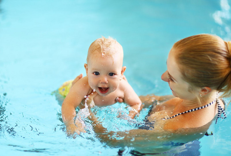 Manfaat Berenang untuk Bayi dan Cara Aman Memulainya