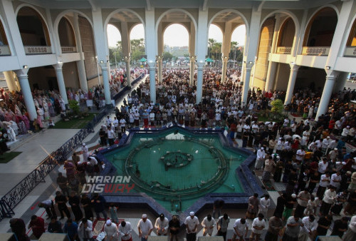 Umat Islam melakukan shalat Idul Adha di Masjid Al Akbar, Suirabaya, Jawa Timur, Kamis (29/6/2023). Shalat Idul Adha 1444 H yang dilakukan pada hari Jumat ini mengikuti tanggal yang ditetapkan oleh Pemerintah.