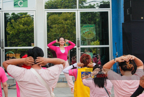 Sejumlah peserta mengikuti acara Lions Club International District 307 B2 yang digelar Lions Fun Walk, For Breast Cancer Awareness, di Jatim Expo, Surabaya, Jawa Timur, Minggu, 8 Oktober 2023. 
Kegiatan Lions Club International District 307 B2 yang digelar Lions Fun Walk, For Breast Cancer Awareness, memiliki tujuan untuk mengkampanyekan kepedulian masyarakat terhadap Kanker Payudara.  Kegiatan tersebut dihadiri oleh Yudy Tjahjo Poernomo selaku Wakil Gubernur Distrik Pertama, Hartanto Boechori selaku Ketua Umum PJI, Reyni Wantania sebagai ketua panitia Lions Club Srikandi dan Anna Florentina sebagai Ketua Wilayah 5 Distrik 307 B2. Selain ikut hadir memeriahkan, mereka juga diminta untuk memotong pita sebagai prosesi sebelum para peserta dilepas untuk jalan sehat dan mengkampanyekan kepedulian terhadap Kanker Payudara. (Muchamad Ma'ruf Zaky/Harian Disway)