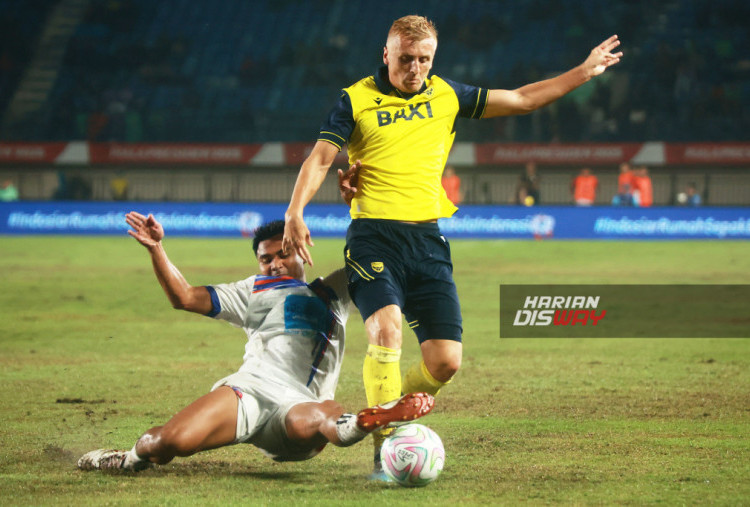 Pesepak bola Port FC Asnawi Mangkualam (kiri) merebut bola dari pesepak bola Oxford United pada pertandingan Final Piala Presiden di Stadion Si Jalak Harupat, Kabupaten Bandung, Jawa Barat, Minggu (13/7/2025).Port FC Thailand menjuarai Piala Presiden 2025 setelah mengalahkan Oxford United di laga final dengan skor 2-1.— Haritsah Almudatsir/Harian Disway
