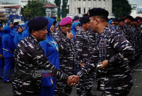 Pangkoarmada II Laksda TNI Maman Firmansyah berjabat tangan dengan Komandan Letkol Laut (P) M. Sati Lubis, jelang keberangkatan KRI Bima Suci di Dermaga Ujung, Koarmada II. Surabaya, Jawa Timur, Minggu (2/4/2023). Pelayaran KRI Bima Suci yang mangangkut sebanyak 145 Taruna AAL Tingkat III Angkatan ke-70 dengan rute pelayaran yakni Surabaya, Batam, Srilanka, Oman, Arab Saudi, Mesir, Algeria, Perancis, Belanda, Inggris, Norwegia, Skotlandia, Jerman, Spanyol dan Tunisia tersebut ditempuh selama 214 hari. (foto: Julian Romadhon)
