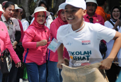 Ibu Hj. Iriana Joko Widodo menjadi suporter lomba balap karung di Sekolah Dasar Negeri (SDN) Pakis III/370, Surabaya, Jawa Timur, Kamis, 26 Oktober 2023.a, Jawa Timur, Kamis, 26 Oktober 2023. Kunjungan kerja beserta Ibu-ibu dari Organisasi Aksi Solidaritas Era Kabinet Indonesia Maju (OASE KIM) itu untuk Mengampanyekan Sekolah Sehat dan menumbuhkan serta melestarikan permainan tradisional anak yang terkandung nilai-nilai kebersamaan sosial dan kreativitas. (Julian Romadhon/Harian Disway) 
