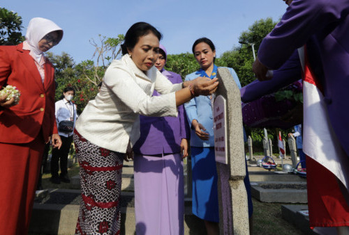 Peringati Hari Ibu, Pimpin Ziarah dan Tabur Bunga