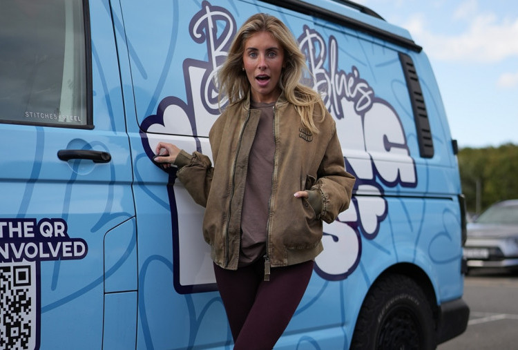 Bonnie Blue Seret Bendera Merah Putih Depan KBRI London, Tak Terima Dideportasi dari Bali