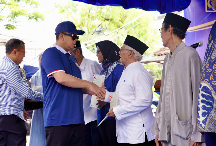 Nusron Serahkan Sertifikat Kepada Masyarakat Kampung Nelayan Muara Angke, Akhirnya Mendapat Kepastian Hukum