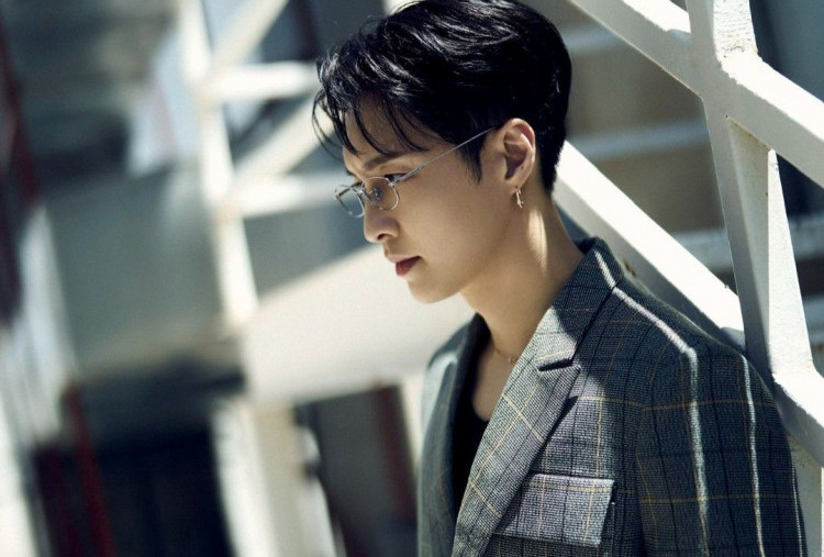 Happy Lay Day! Rekomendasi 5 Lagu Solo Lay EXO yang Wajib Masuk Playlistmu
