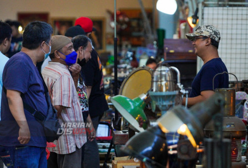 Sejumlah pengunjung melihat barang-barang antik yang dipamerkan di acara Indonesia Vintage Festival yang berlangsung di Surabaya Town Square (Sutos), Surabaya, Jawa Timur, Jumat 23 September 2022. Festival barang antik berlangsung sampai 25 September 2022 itu menampilkan sejumlah barang antik dan kuno. 