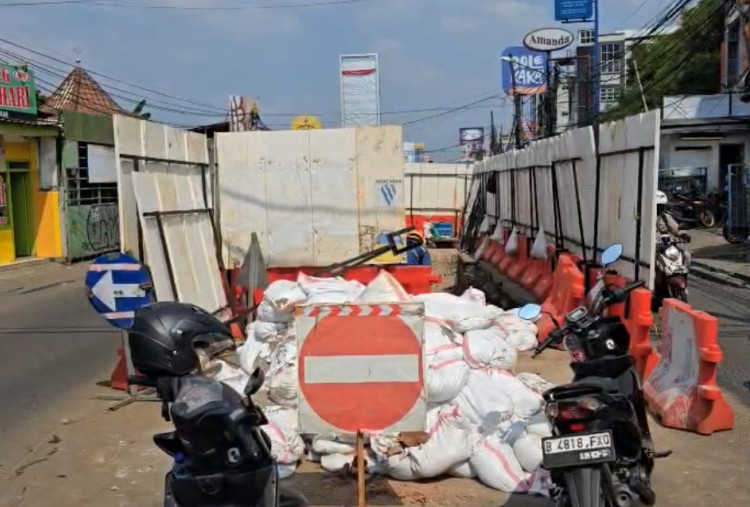 Heboh Pengetesan Pipa SPAM di Pondok Gede Picu Semburan Air Setinggi 5 Meter