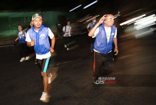 Sejumlah peserta turut ambil bagian dalam kegiatan lari malam yang penuh semangat ini. Mereka berlari melintasi ikon jalan kota Surabaya, menikmati suasana malam yang dihiasi dengan lampu-lampu gemerlap di sepanjang rute lari. Kemeriahan acara ini menambah semangat para peserta yang berlari dengan antusiasme tinggi.
