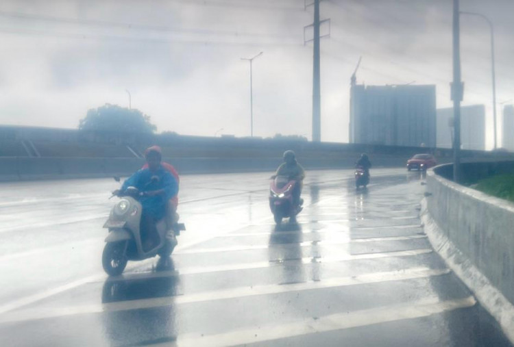 Perempatan Puri Banjir, Pemotor Berbondong-bondong Masuk Tol