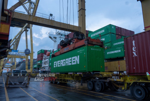 Selama periode tahun 2022, TPS mencatat peningkatan kinerja bongkar muat, yakni pada angka 52,97 box/ship/hour, jauh di atas kinerja bongkar muat 48 box/ship/hour yang ditetapkan oleh Kementrian Perhubungan melalui Kantor Otoritas Pelabuhan Utama Tanjung Perak di Surabaya. (Hum. TPS)

