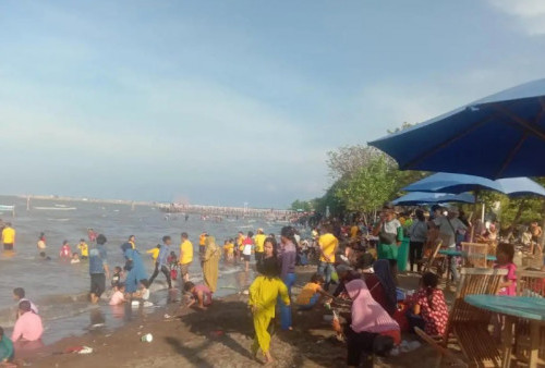 Wisatawan Pantai Tanjung Pasir Tangerang Membludak