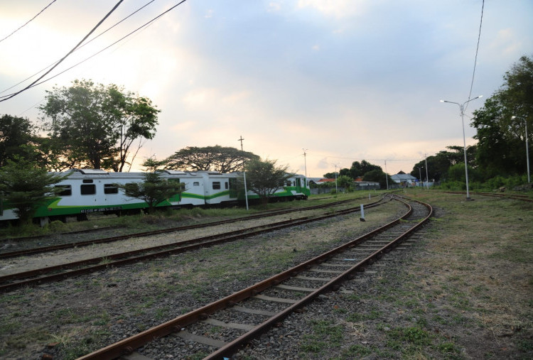 Proyek SRRL Surabaya-Sidoarjo Dikebut, Wagub Jatim Emil: Jalur Ganda dan Elektrifikasi Kereta Siap 2027