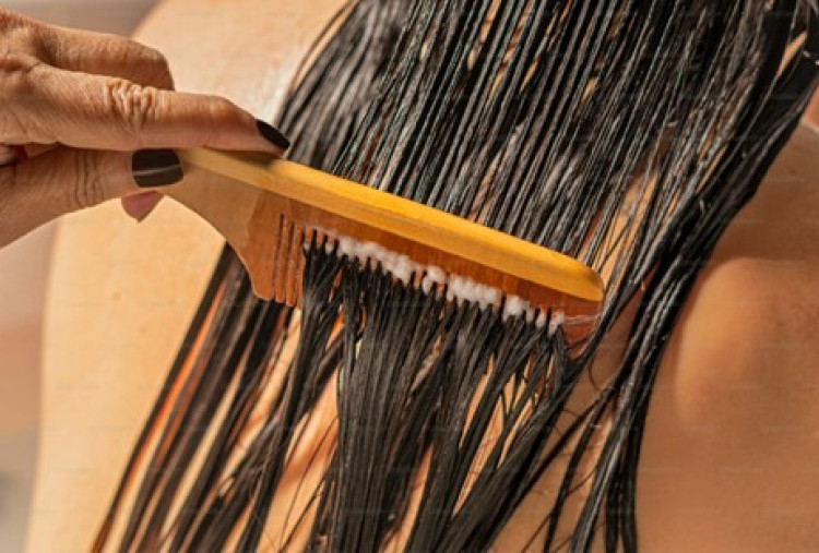 8 Tip Merawat Rambut Kering Akibat Styling Berlebihan