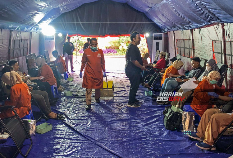 Sekretaris Daerah Kota Surabaya, Ikhsan, menyampaikan pentingnya menjaga kesehatan melalui
kegiatan fisik dan donor darah. “Olahraga sudah bagus, lalu dilanjutkan donor darah. Setelah
donor, sel-sel darah akan tergantikan, jadi sehatnya dobel,” ungkapnya.
Antusiasme masyarakat terlihat dari jumlah peserta yang hadir, termasuk warga yang baru
pertama kali mengikuti donor darah. “Ini momen pertama saya ikut donor darah. Selain bagus
untuk kesehatan, saya ingin darah saya bisa bermanfaat bagi orang lain,” kata Ikhlasul Amal,
warga Surabaya.
Fotografer : Alfikirom-harian Disway