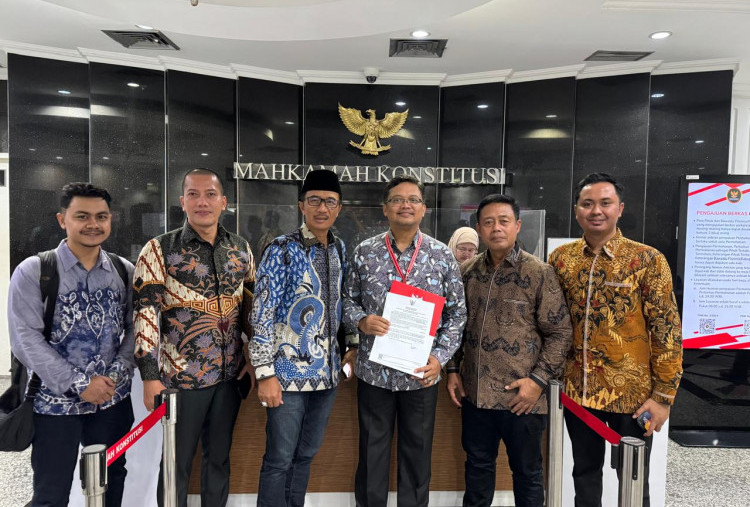 Khofifah-Emil Siap Lawan Gugatan Risma-Gus Hans di MK