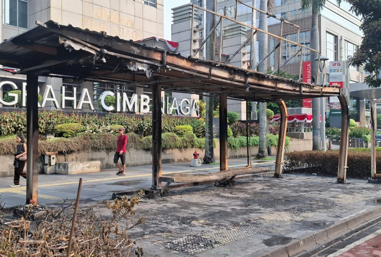 Coretan Protes dan Puing Hitam Penuhi Sejumlah Halte TransJakarta