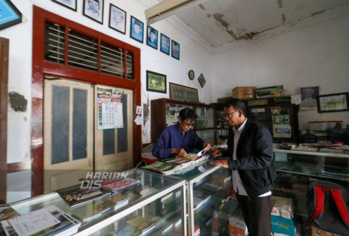 Seorang pengunjung memasuki Toko Buku Peneleh yang berlokasi di Jalan Peneleh Gang VII No 22, Surabaya, Jawa Timur, Senin (20/2/2023). (foto: Sahirol Layeli)